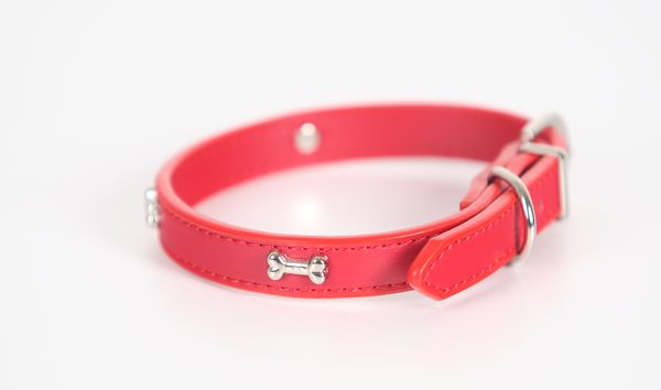 Jahodově Červený kožený obojek pro psy s kovovou sponou zdoben kostičkami 39 cm 